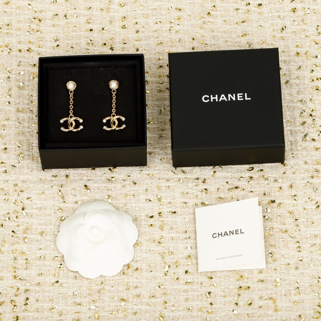 Chanel CC Logo Pearl Drop Earrings Chanel CC Logo Pearl Drop Earrings