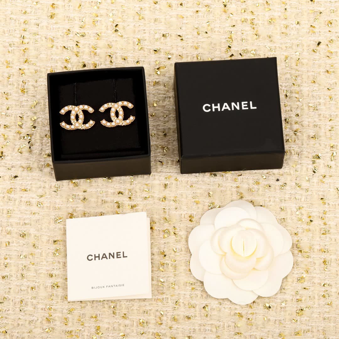 Chanel CC Logo Pearl Stud Earrings Chanel CC Logo Pearl Stud Earrings
