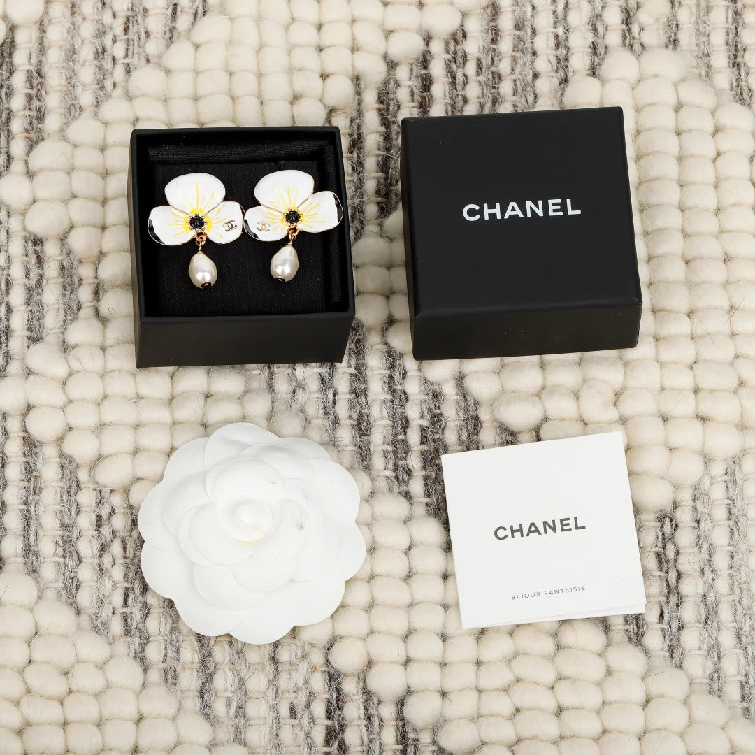 Chanel White Flower Earrings with Pearl Chanel White Flower Earrings with Pearl