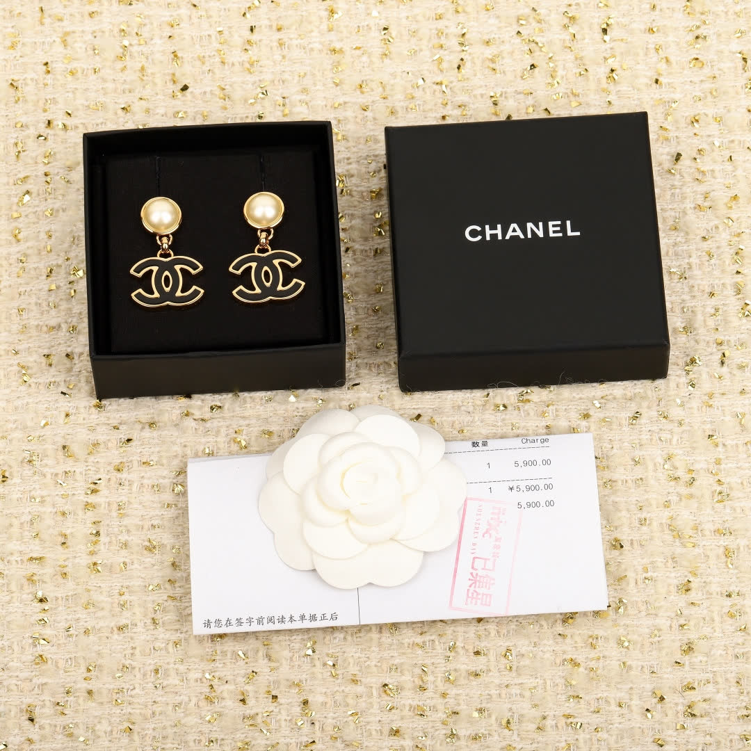 Chanel CC Logo Pearl Drop Earrings Chanel CC Logo Pearl Drop Earrings