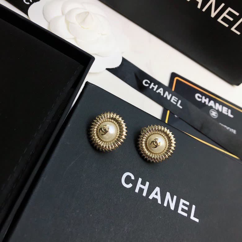 Chanel Gold Tone Pearl Stud Earrings Chanel Gold Tone Pearl Stud Earrings