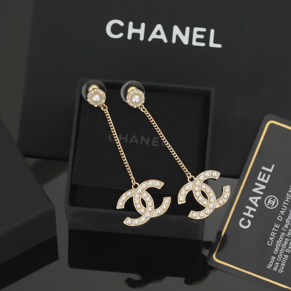Chanel CC Logo Pearl Earrings Chanel CC Logo Pearl Earrings