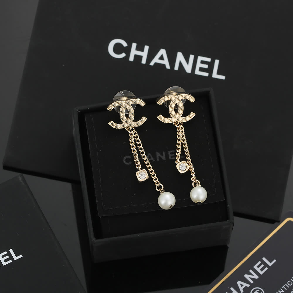 Chanel CC Logo Pearl Drop Earrings Chanel CC Logo Pearl Drop Earrings
