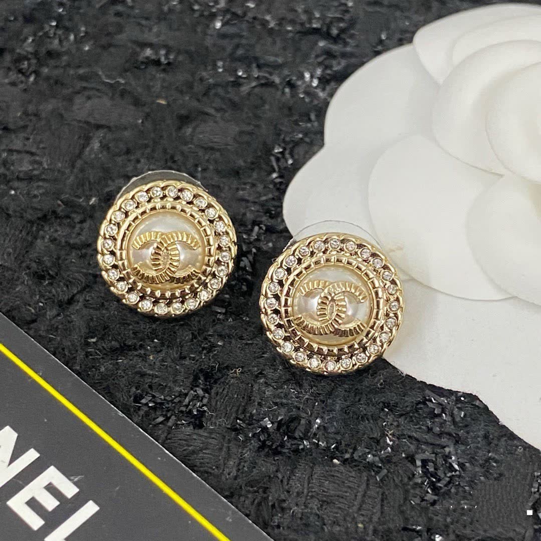 Chanel CC Logo Pearl Stud Earrings Chanel CC Logo Pearl Stud Earrings