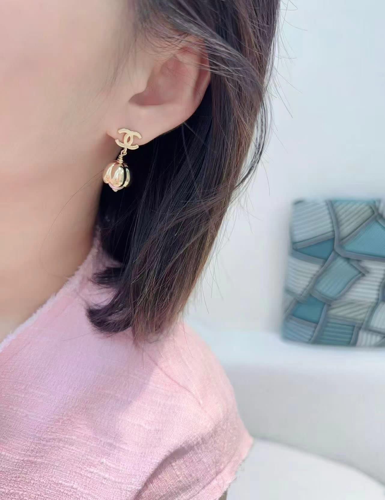 Chanel CC Logo Pearl Drop Earrings Chanel CC Logo Pearl Drop Earrings