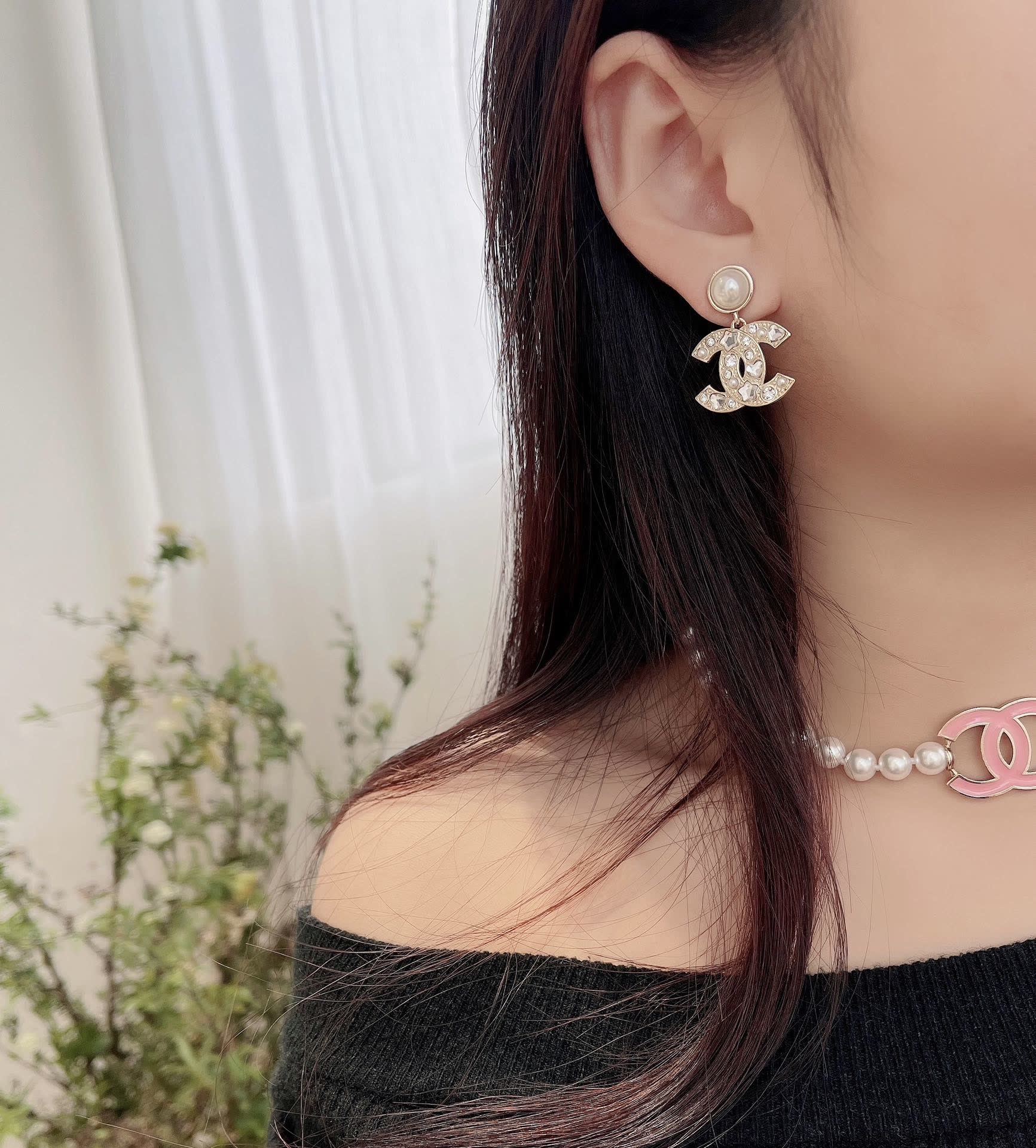 Chanel CC Logo Pearl Earrings Chanel CC Logo Pearl Earrings