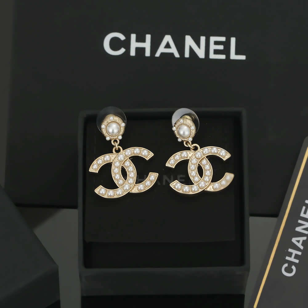 Chanel CC Logo Pearl Earrings Chanel CC Logo Pearl Earrings
