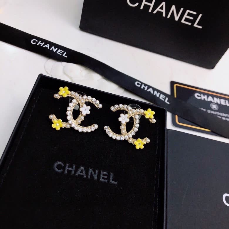 Chanel CC Logo Earrings with Pearls and Flowers Chanel CC Logo Earrings with Pearls and Flowers