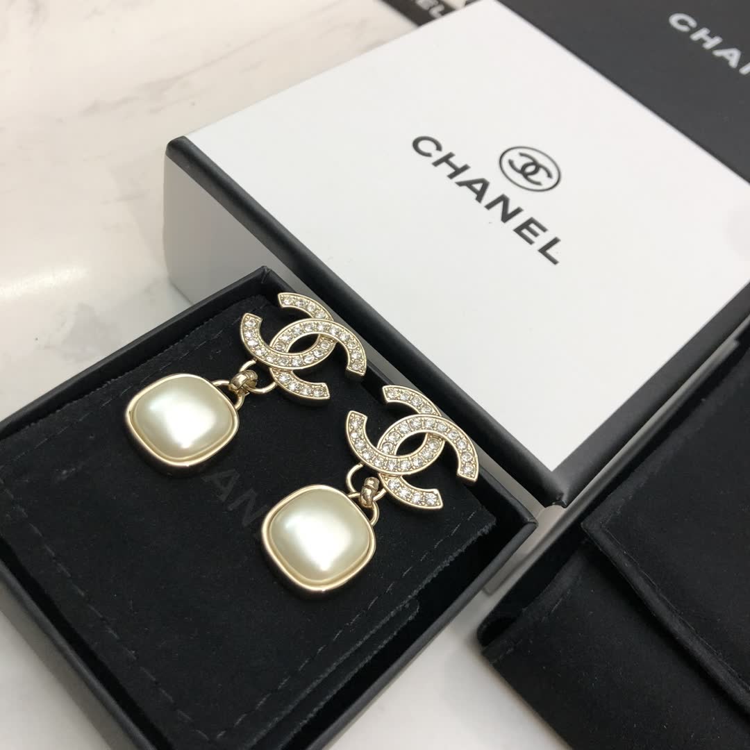 Chanel CC Logo Pearl Earrings Chanel CC Logo Pearl Earrings