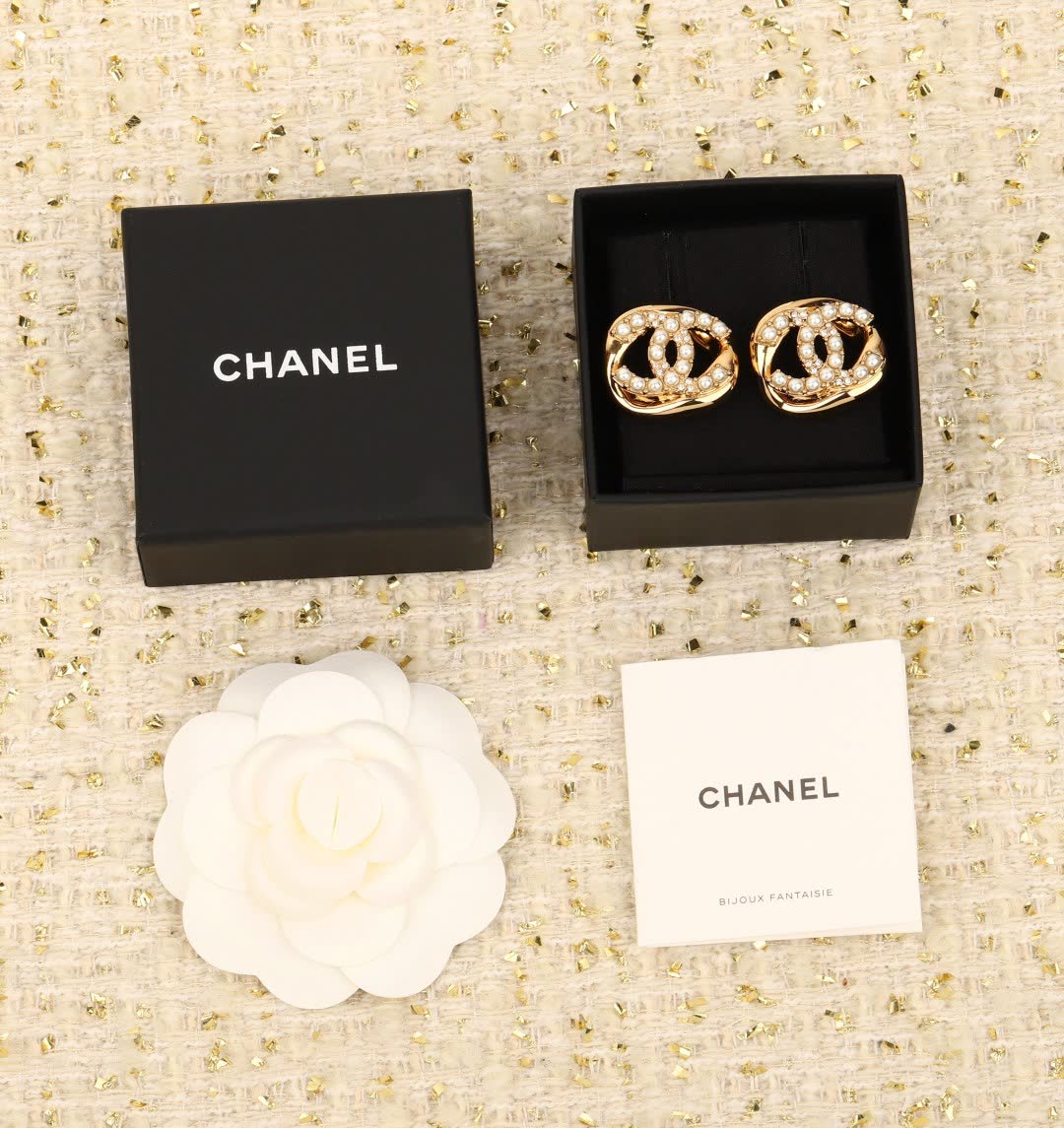 Chanel CC Logo Pearl Stud Earrings Chanel CC Logo Pearl Stud Earrings