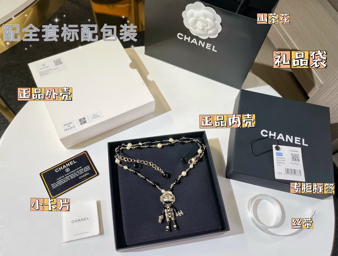 Chanel Earring with Pearls and Crystal Decoration Chanel Earring with Pearls and Crystal Decoration