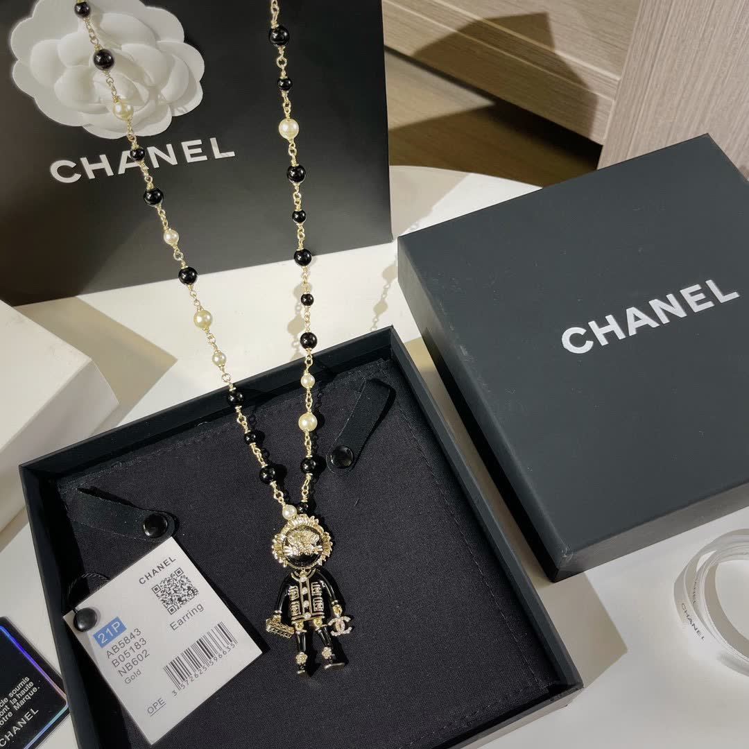 Chanel Earring with Pearls and Crystal Decoration
