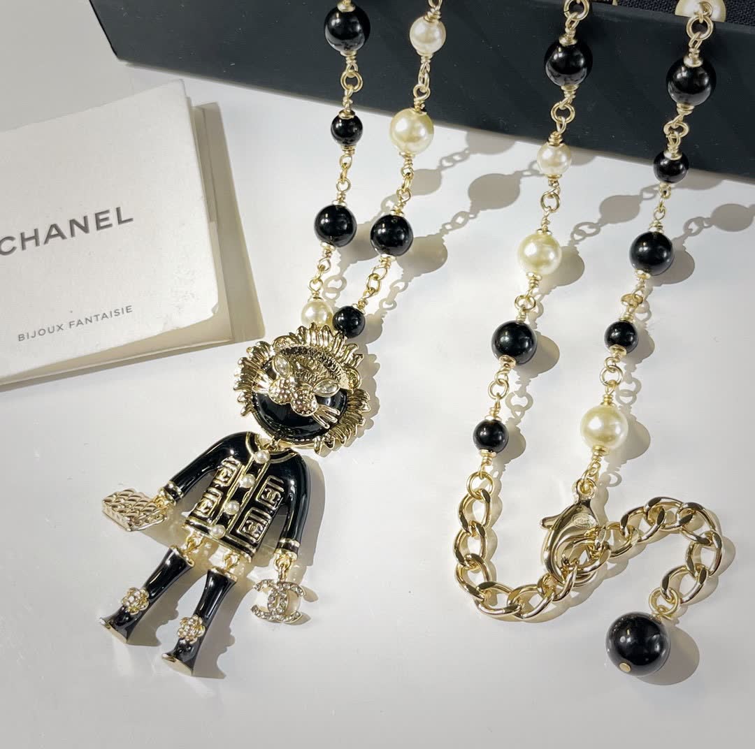 Chanel Earring with Pearls and Crystal Decoration