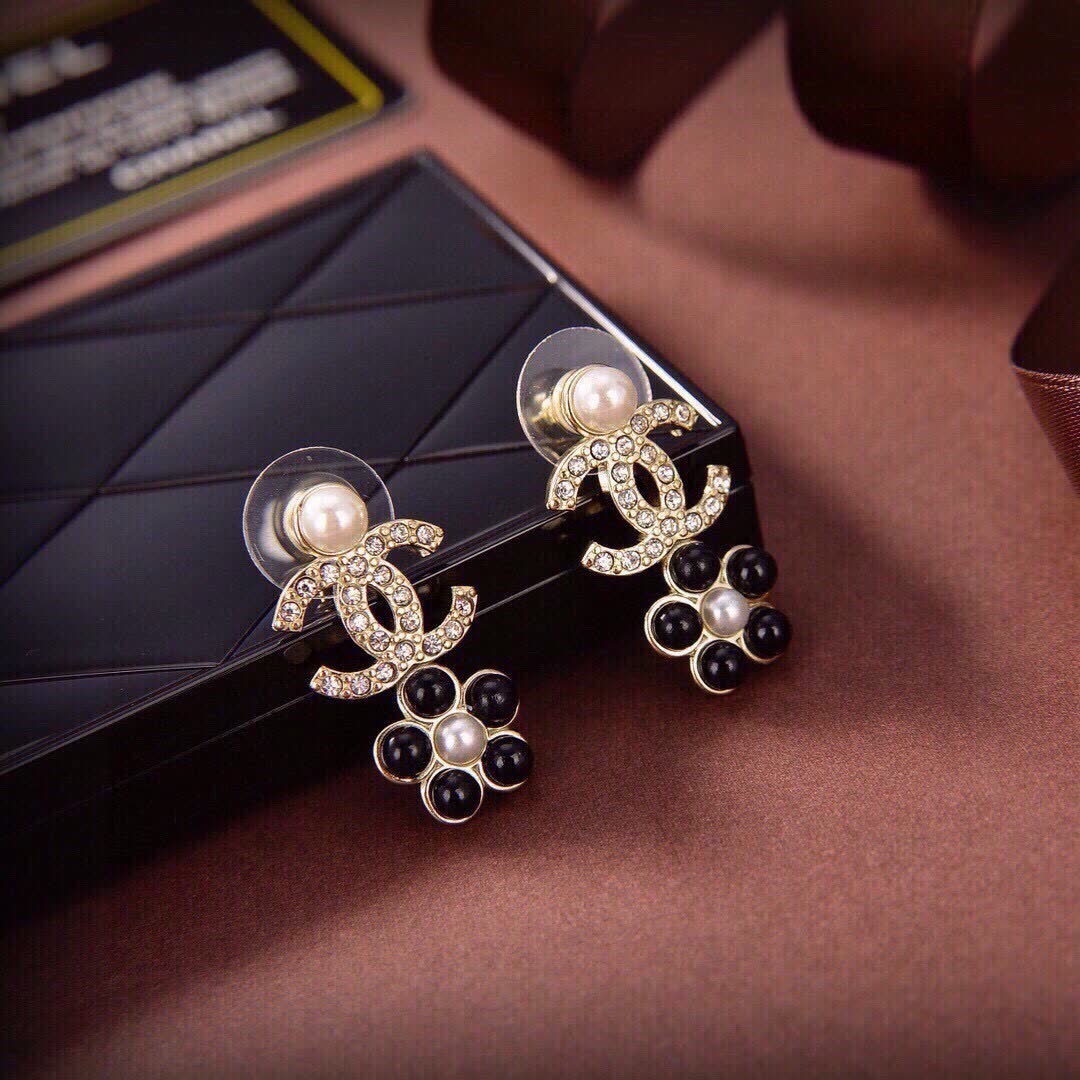Chanel CC Logo Pearl Stud Earrings Chanel CC Logo Pearl Stud Earrings