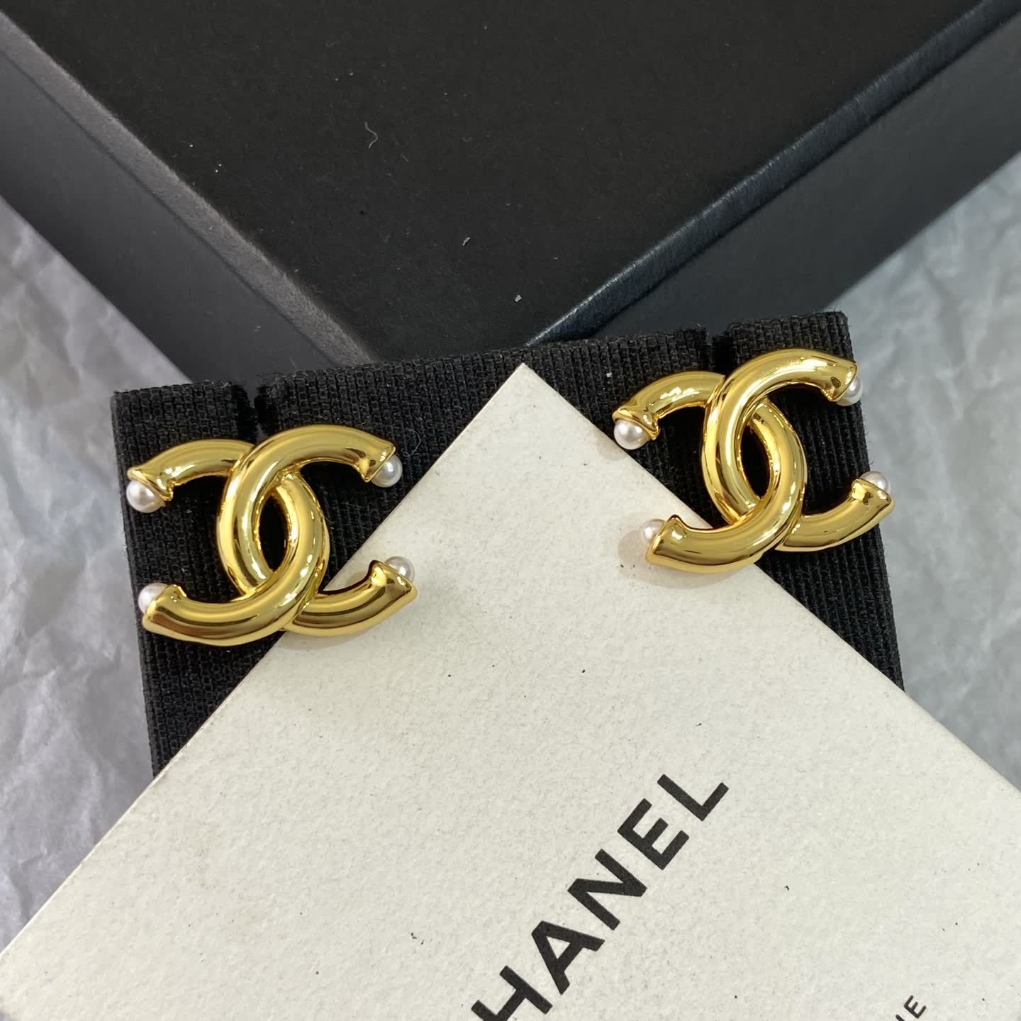 Chanel CC Logo Pearl Stud Earrings Chanel CC Logo Pearl Stud Earrings