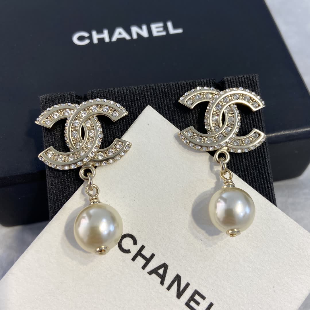 Chanel CC Logo Pearl Drop Earrings Chanel CC Logo Pearl Drop Earrings