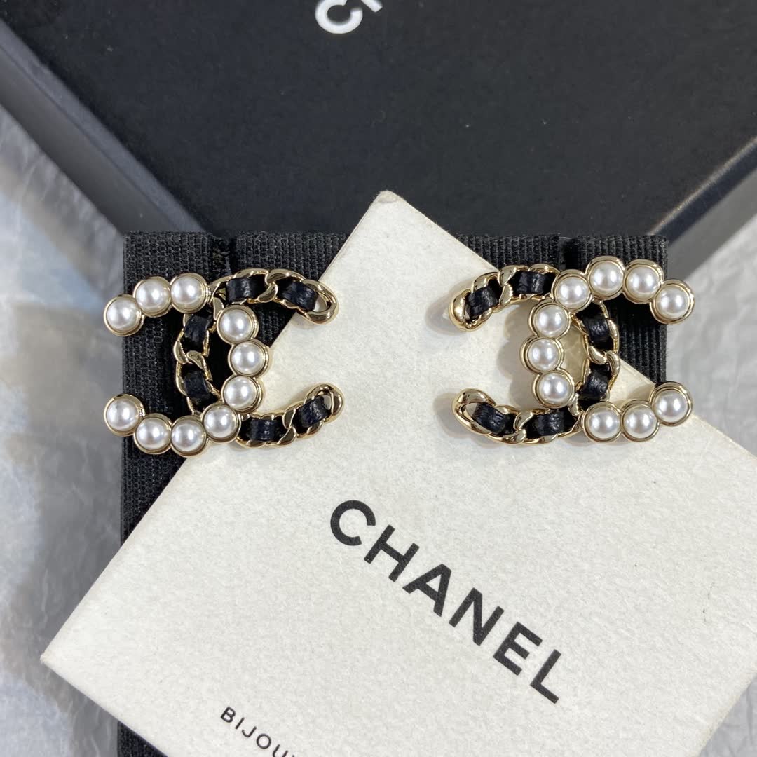 Chanel CC Logo Pearl Earrings Chanel CC Logo Pearl Earrings