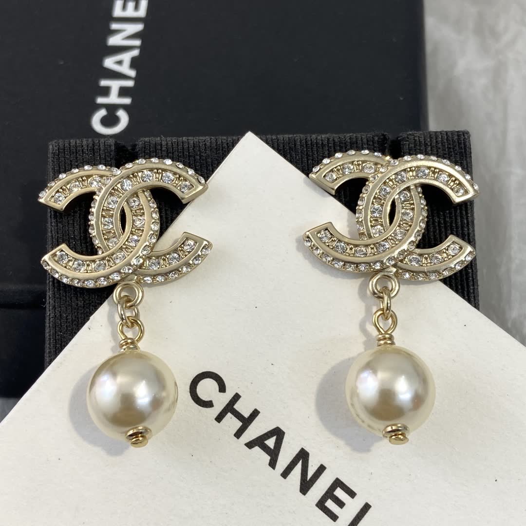 Chanel CC Logo Pearl Drop Earrings Chanel CC Logo Pearl Drop Earrings