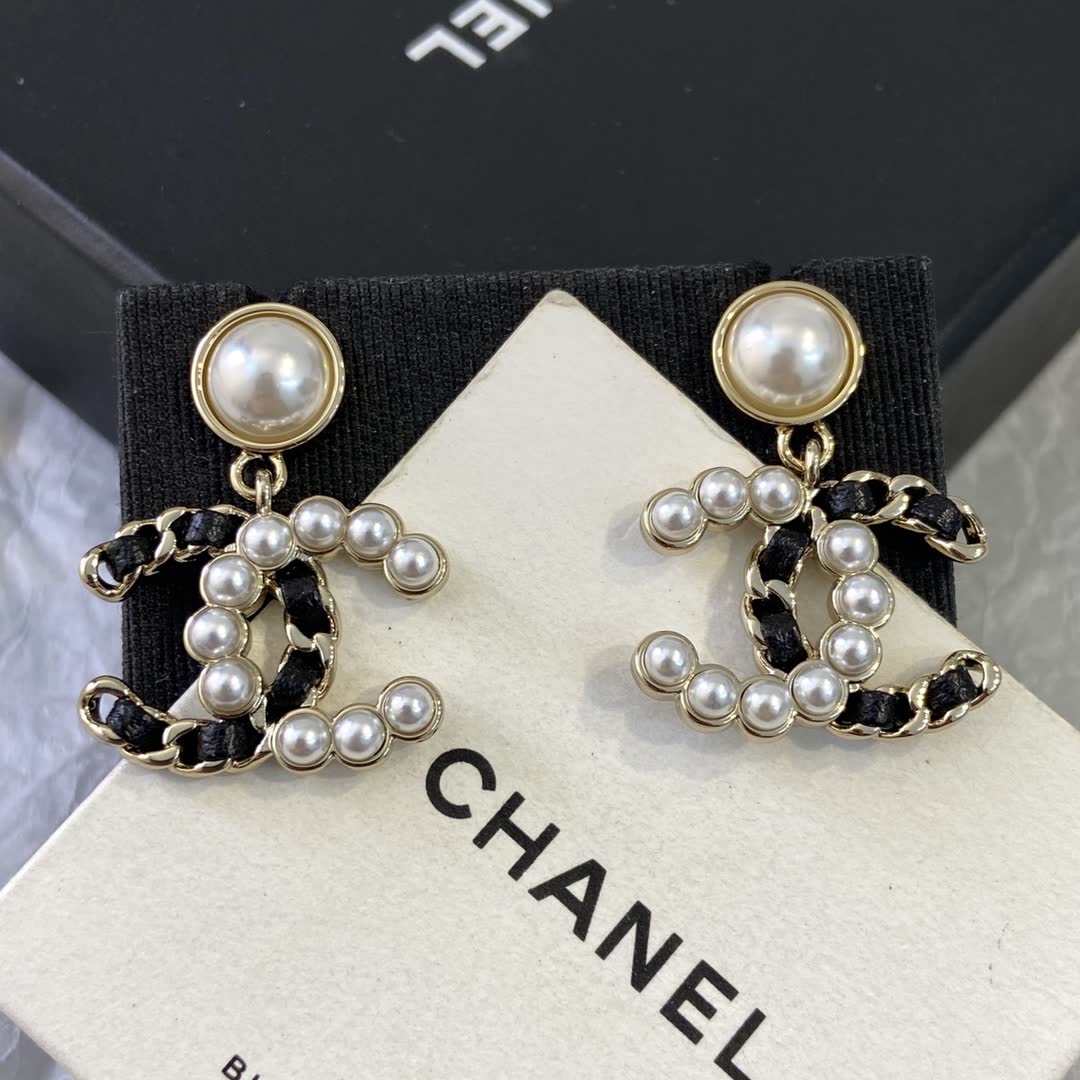 Chanel CC Logo Pearl Earrings Chanel CC Logo Pearl Earrings