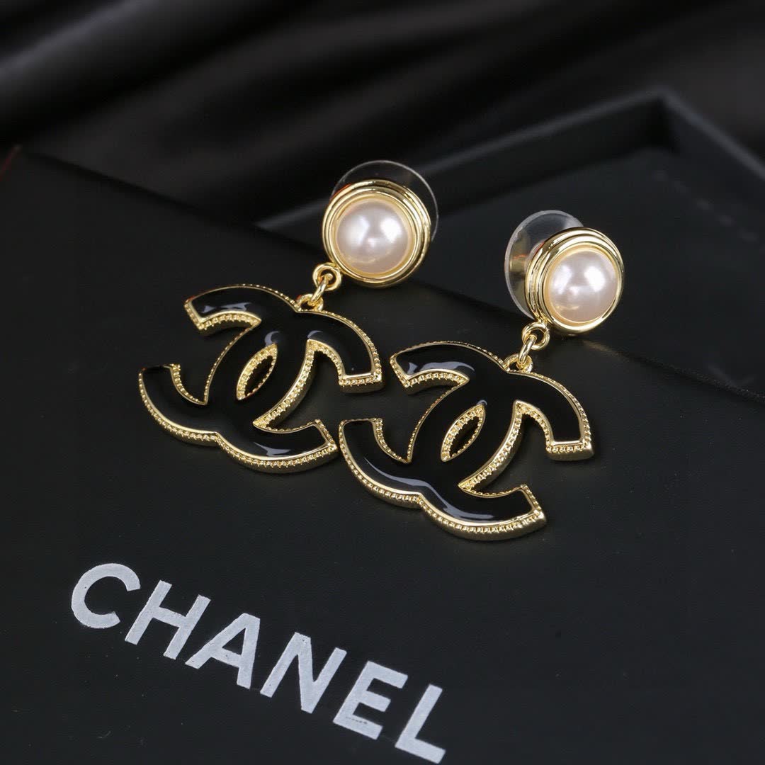 Chanel CC Logo Pearl Stud Earrings Chanel CC Logo Pearl Stud Earrings
