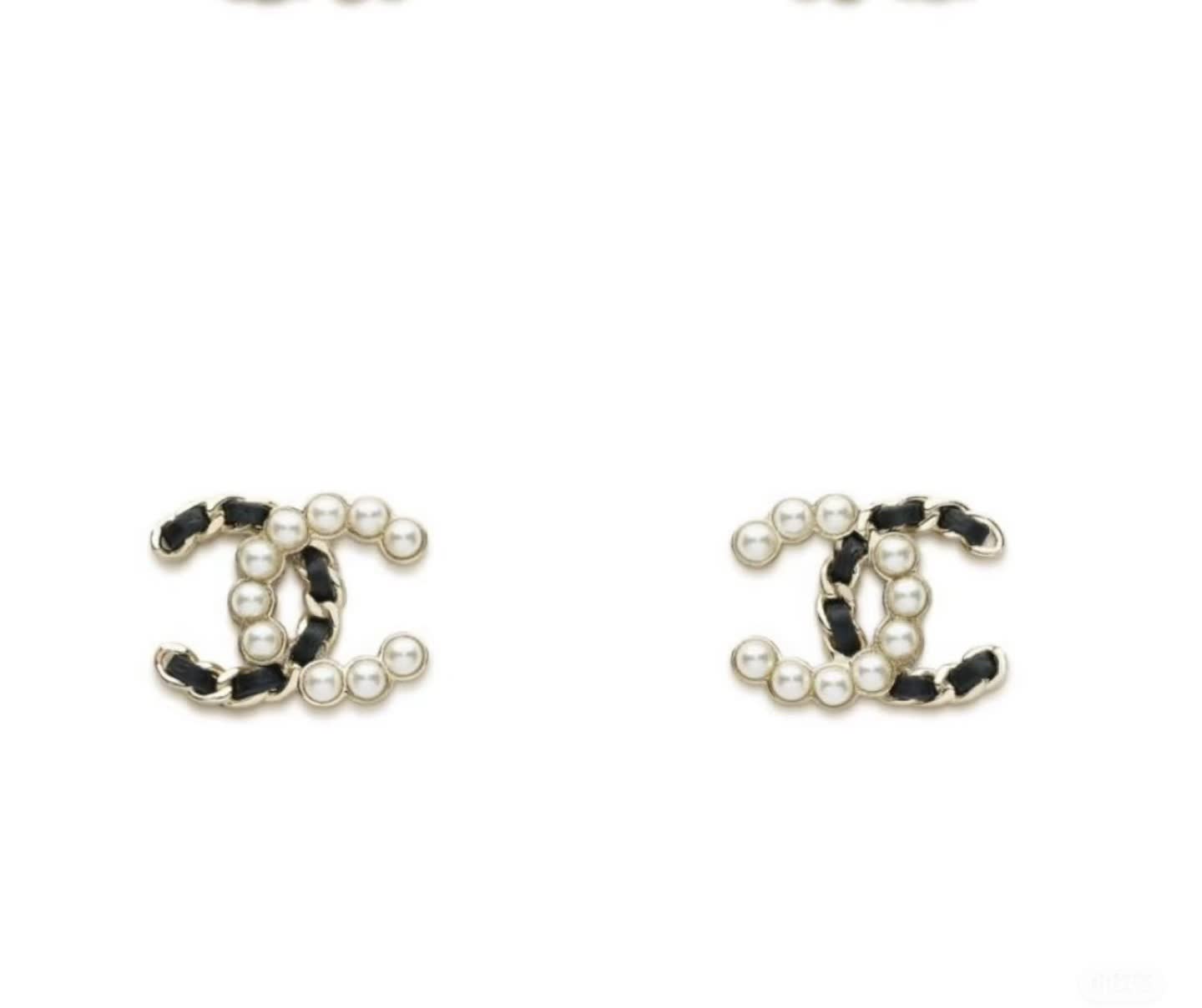 Chanel CC Logo Pearl Stud Earrings Chanel CC Logo Pearl Stud Earrings