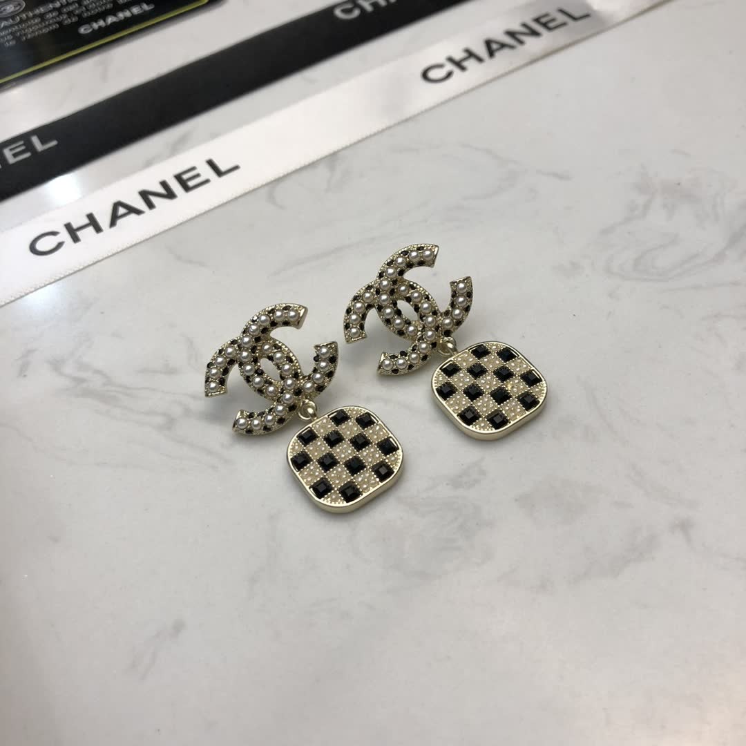 Chanel CC Logo Earrings with Checkered Pattern Chanel CC Logo Earrings with Checkered Pattern