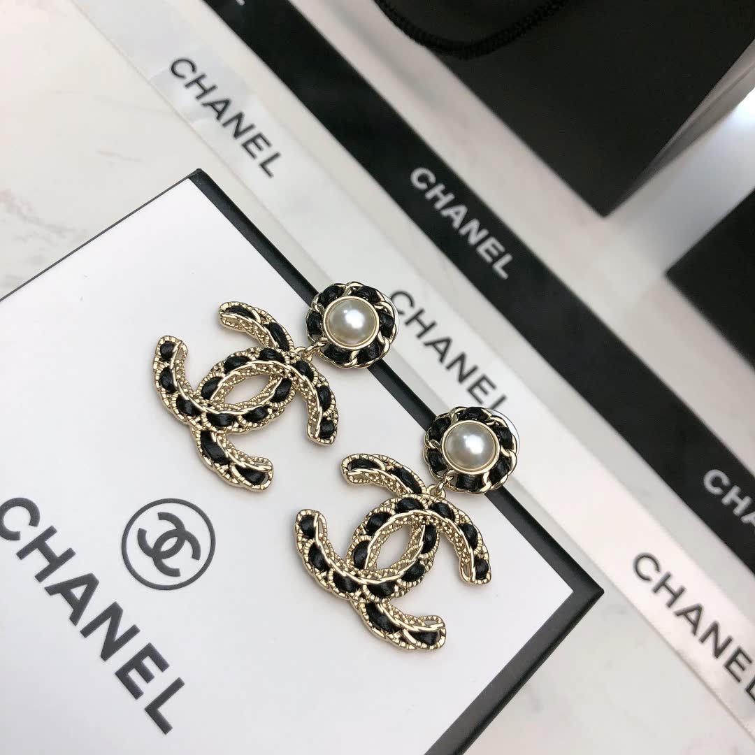 Chanel CC Logo Pearl Earrings Chanel CC Logo Pearl Earrings