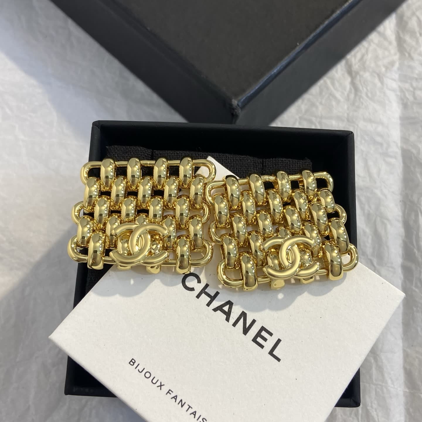 Chanel Gold Tone Chain Link Clip-On Earrings Chanel Gold Tone Chain Link Clip-On Earrings