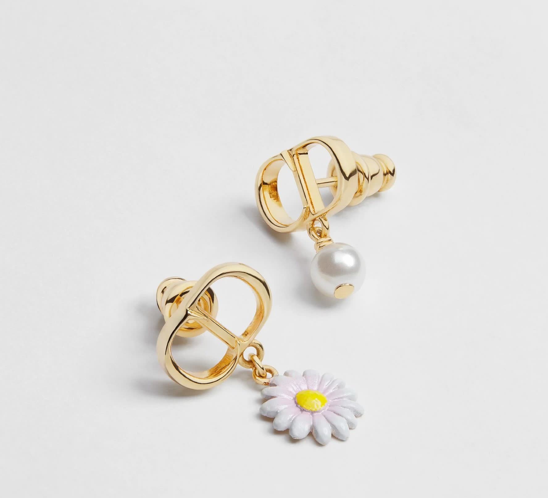 Dior Gold Tone Pearl and Enamel Daisy Stud Earrings Dior Gold Tone Pearl and Enamel Daisy Stud Earrings
