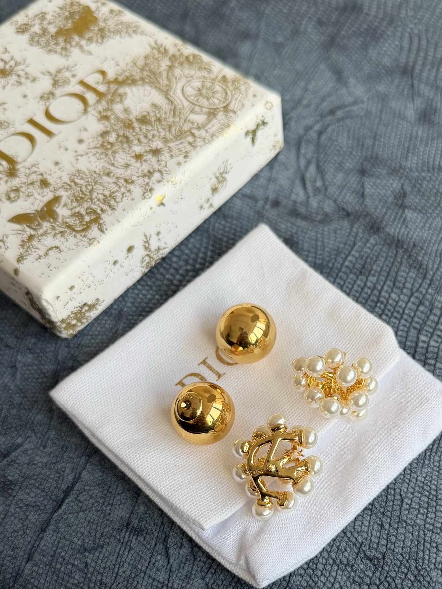 Dior Elegant Pearl Cluster Earrings