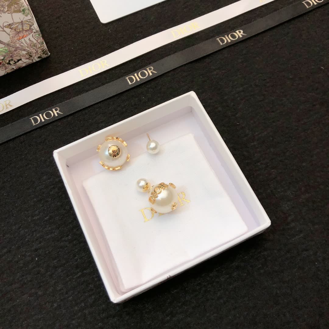 Dior Pearl Stud Earrings Dior Pearl Stud Earrings