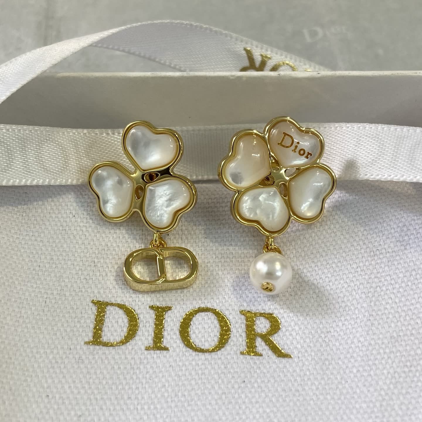 Van Cleef & Arpels Gold Clover Pearl Earrings Van Cleef & Arpels Gold Clover Pearl Earrings