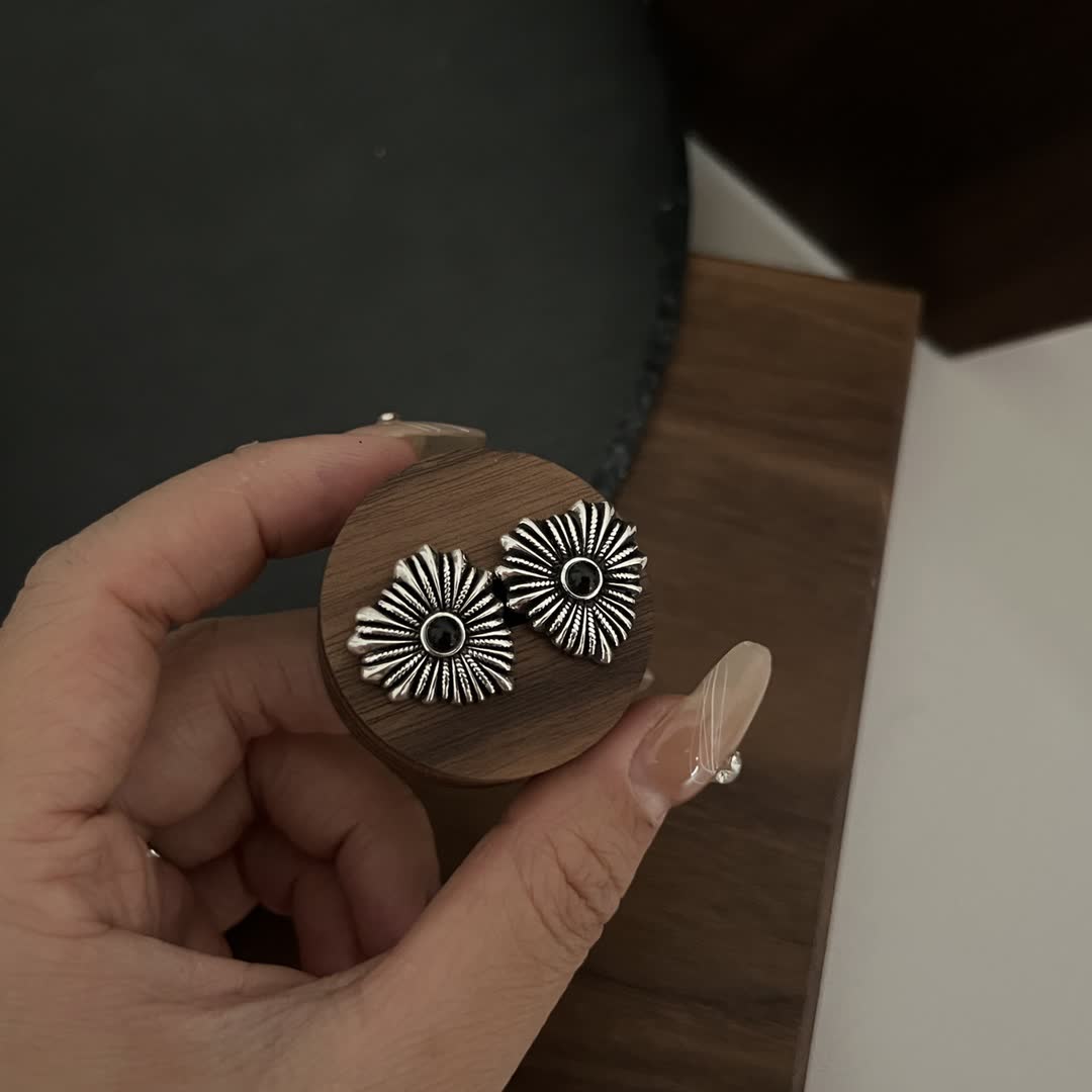 Gucci Silver Sunflower Stud Earrings