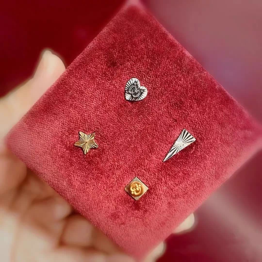 Gucci Gold Star Stud Earrings