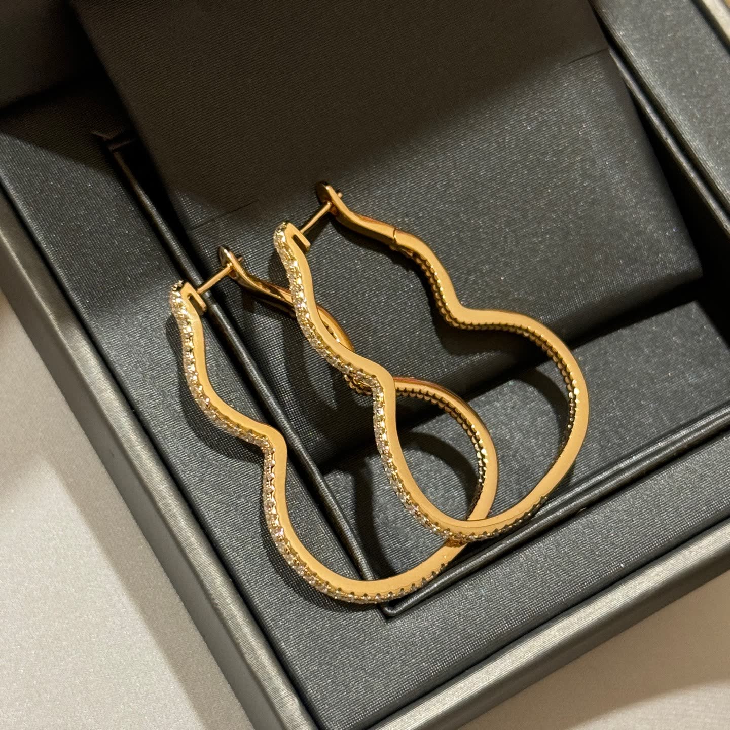 Qeelin Elegant Gold Hoop Earrings with Diamond Accents