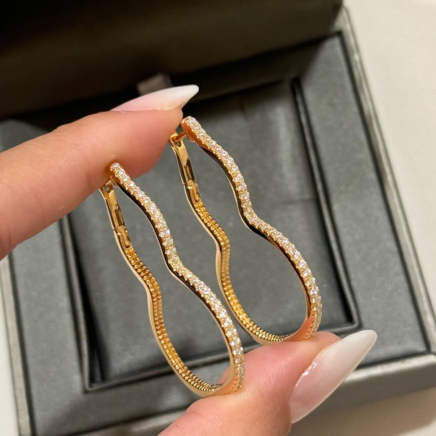 Qeelin Elegant Gold Hoop Earrings with Diamond Accents