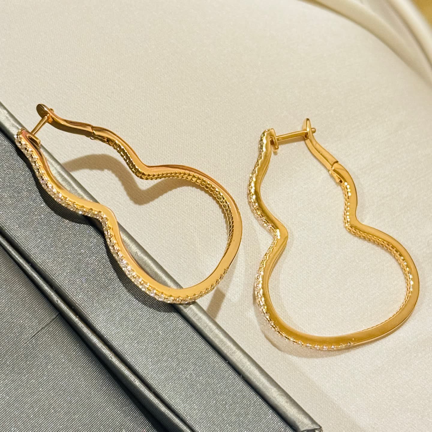 Qeelin Elegant Gold Hoop Earrings with Diamond Accents