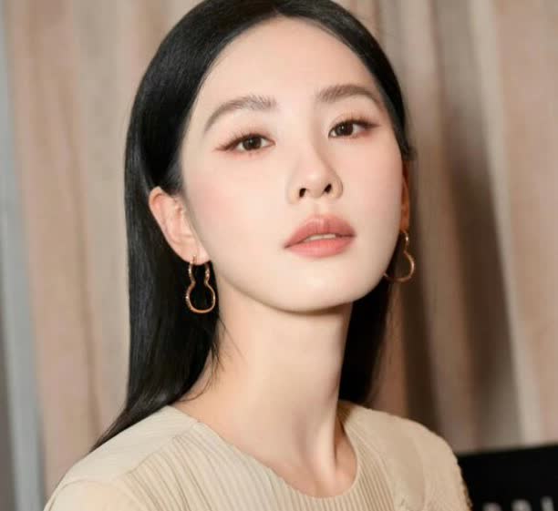 Qeelin Elegant Gold Hoop Earrings with Diamond Accents