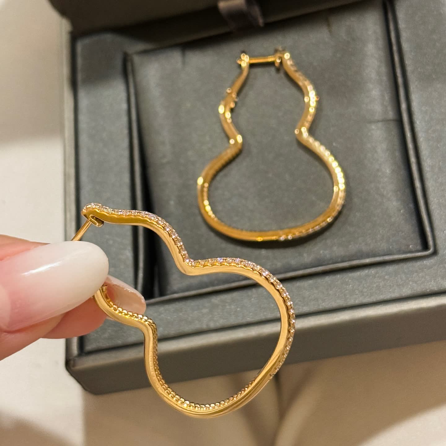 Qeelin Elegant Gold Hoop Earrings with Diamond Accents