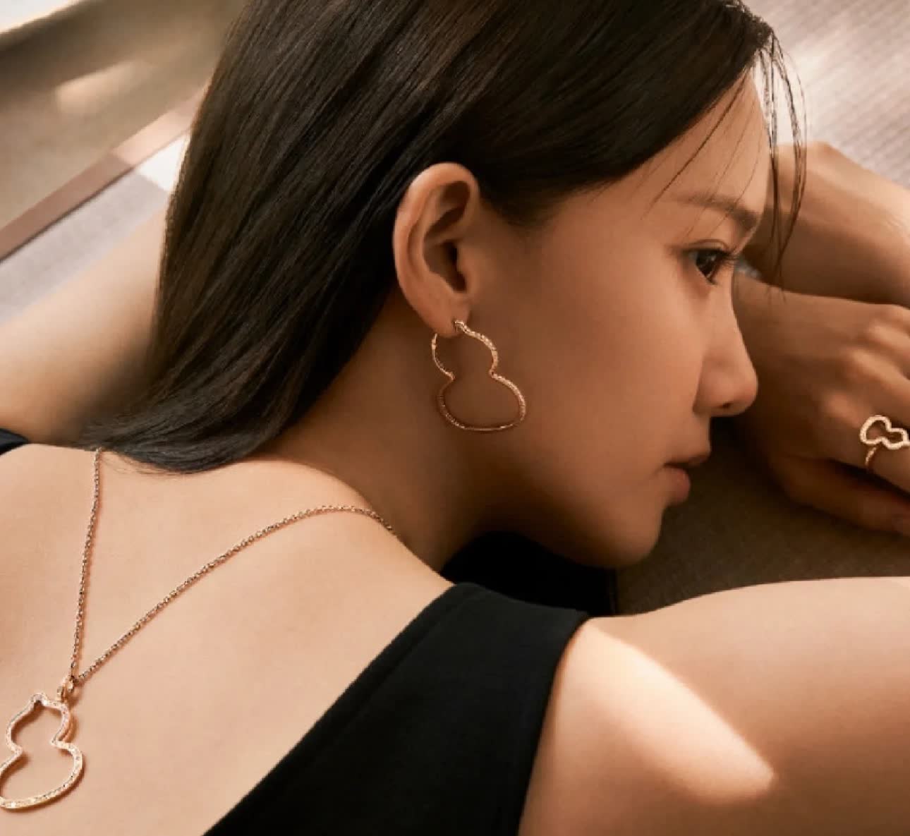 Qeelin Elegant Gold Hoop Earrings with Diamond Accents