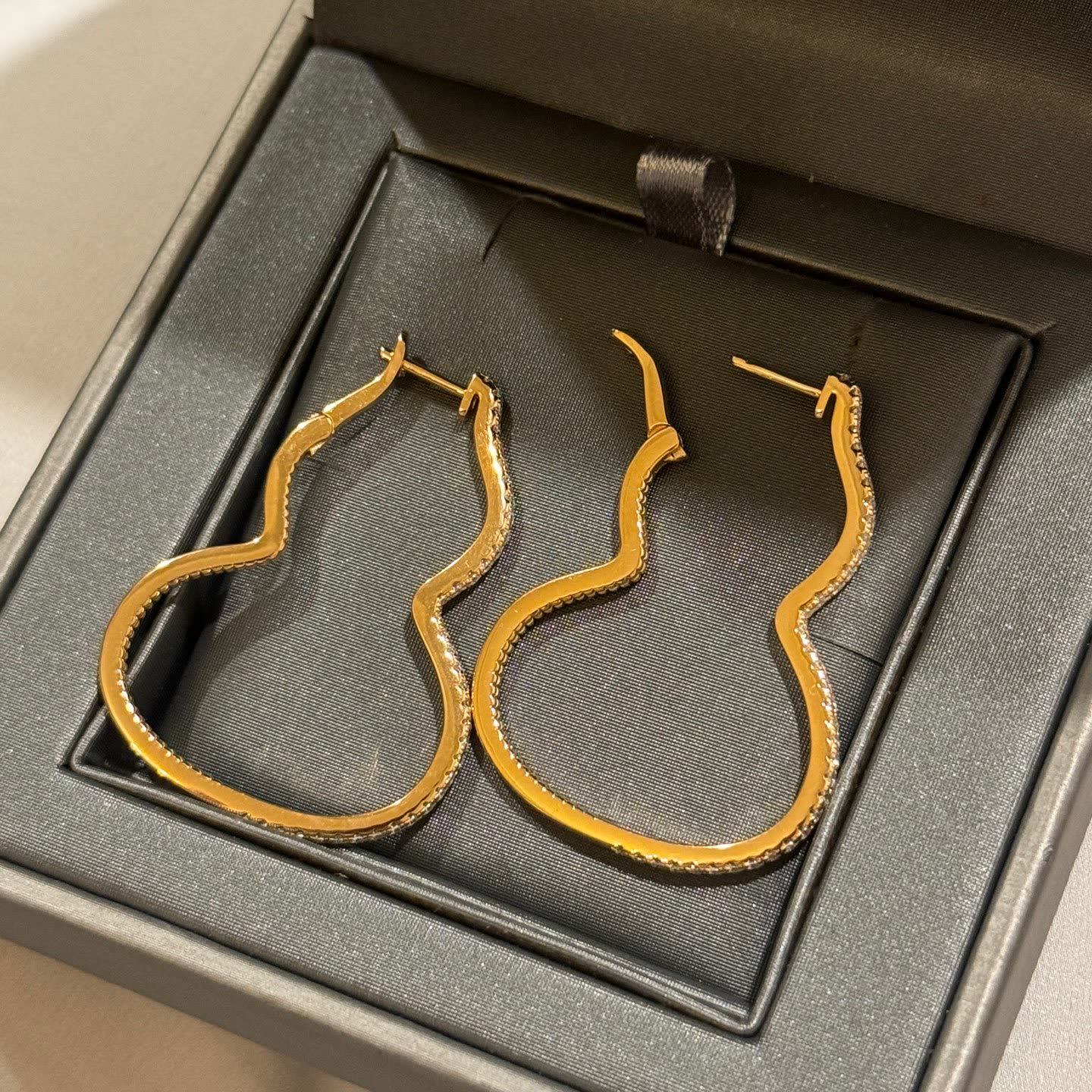 Qeelin Elegant Gold Hoop Earrings with Diamond Accents