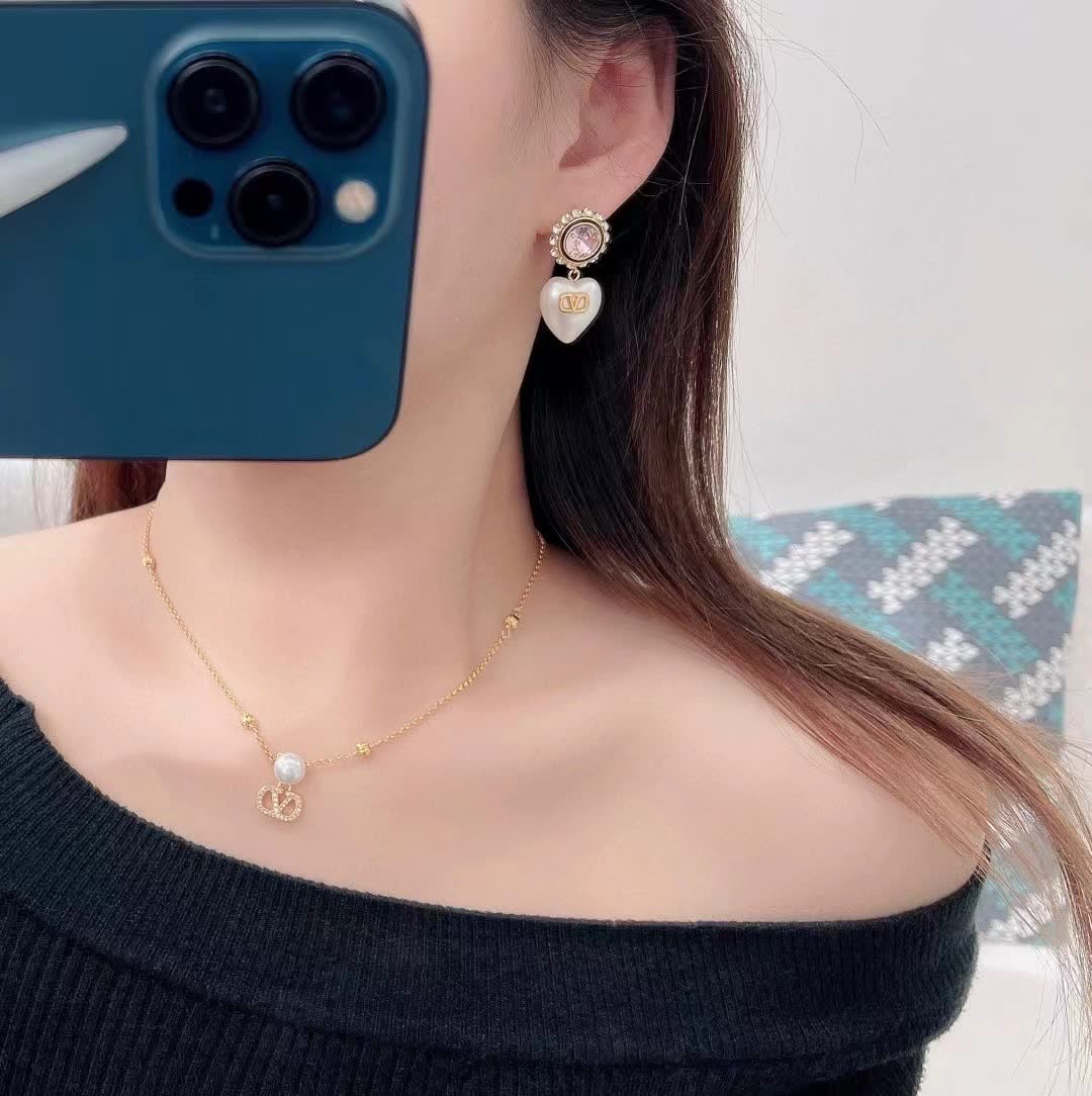 Valentino Delicate Heart Shaped Earrings with Pearl and Gold Chain Necklace Set