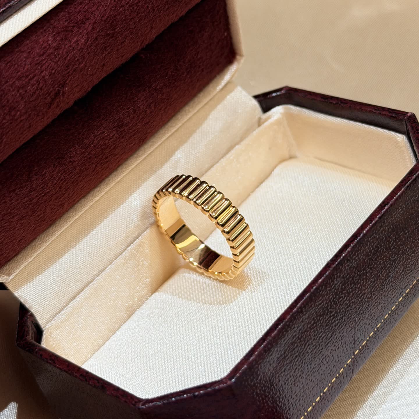 Boucheron Elegant Gold Ring with Ribbed Design