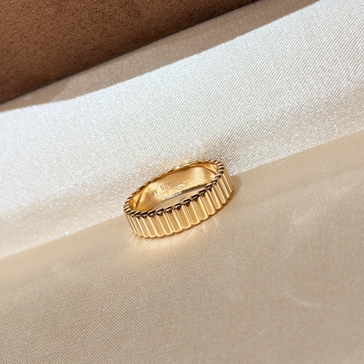 Boucheron Elegant Gold Ring with Ribbed Design
