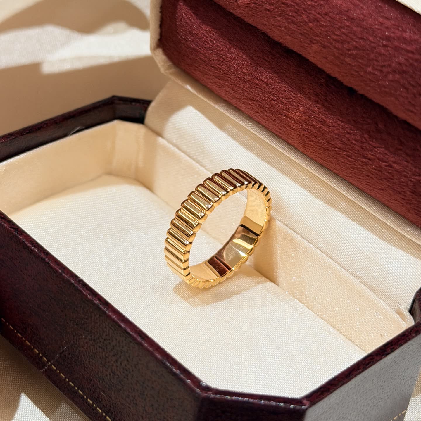 Boucheron Elegant Gold Ring with Ribbed Design