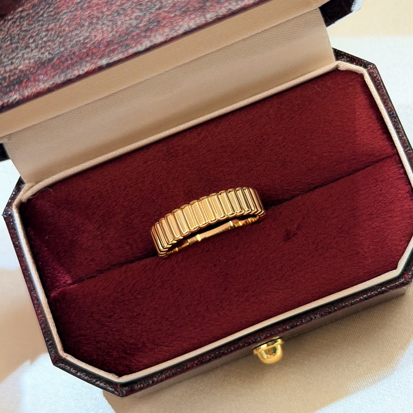 Boucheron Elegant Gold Ring with Ribbed Design