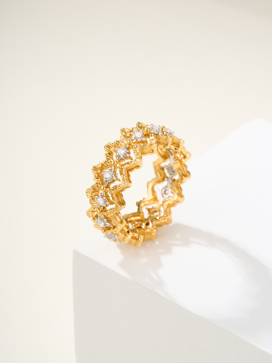 Buccellati Elegant Gold Ring with Diamonds
