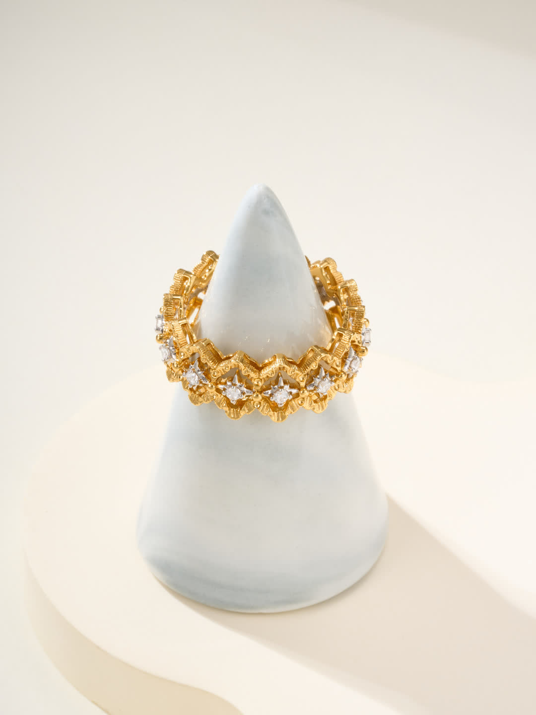 Buccellati Elegant Gold Ring with Diamonds
