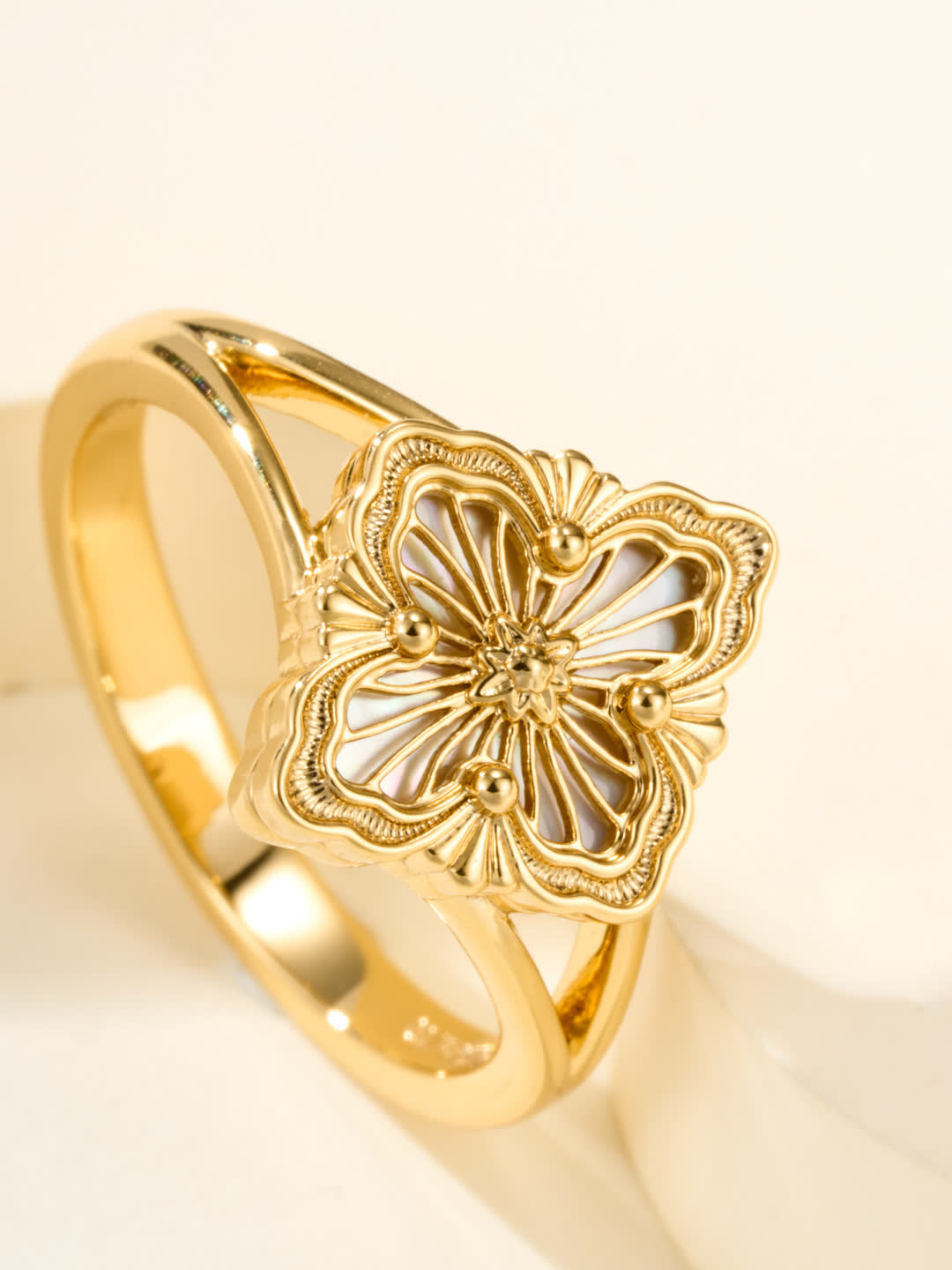 Buccellati Elegant Gold Ring with Filigree Design