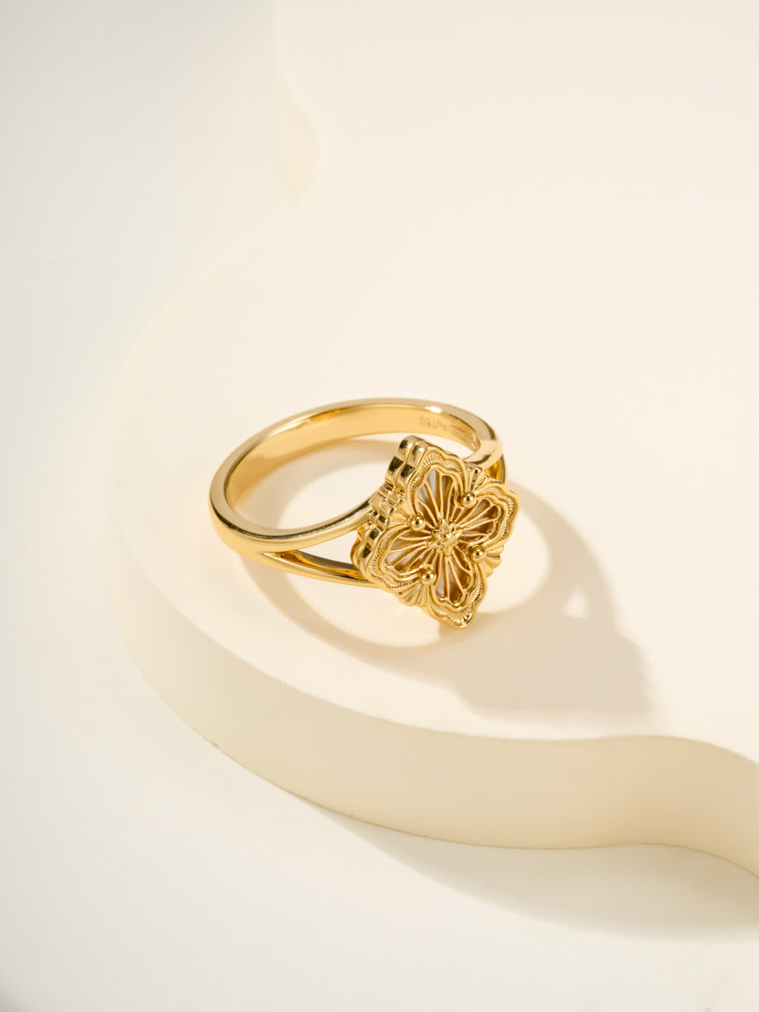 Buccellati Elegant Gold Ring with Filigree Design